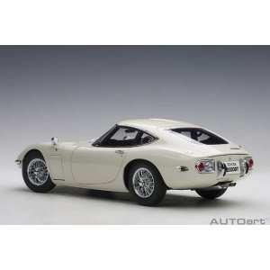 1/18 Toyota 2000 GT Coupe 1965 белый со спицованными колесами