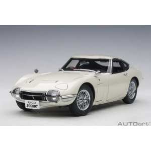 1/18 Toyota 2000 GT Coupe 1965 белый со спицованными колесами