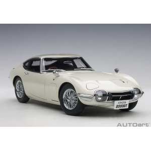 1/18 Toyota 2000 GT Coupe 1965 белый со спицованными колесами