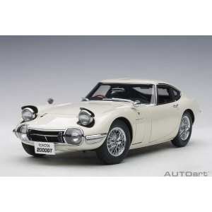 1/18 Toyota 2000 GT Coupe 1965 белый со спицованными колесами