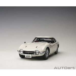 1/18 Toyota 2000 GT Coupe 1965 белый со спицованными колесами