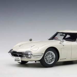 1/18 Toyota 2000 GT Coupe 1965 белый со спицованными колесами