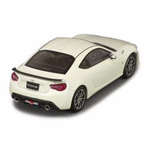 1/43 Toyota GT86 Coupe Facelift 2017 белый