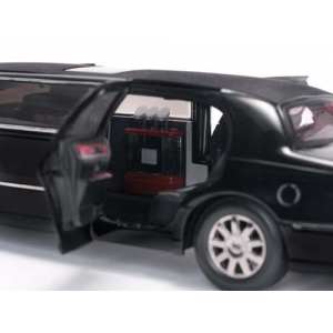 1/18 Lincoln Town Car Limousine 2003 черный