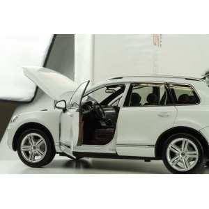 1/18 Volkswagen Touareg II 2012 белый