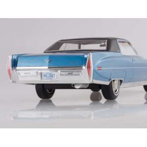 1/18 Cadillac Coupe de Ville 1972 голубой металлик с черным