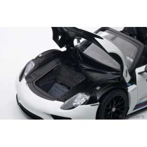 1/18 Porsche 918 Spyder Weissach Package 2013 (white, martini livery) белый Мартини