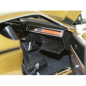 1/18 Dodge Charger R/T 1971 золотистый с черным