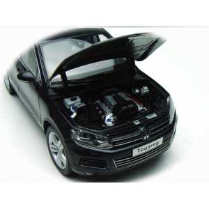 1/18 Volkswagen Touareg Deep black Pearl Effect V6 TSI
