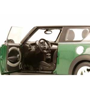 1/18 Mini Cooper S (R56) with Sunroof, Green with White Stripe