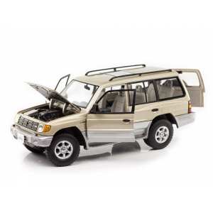 1/18 Mitsubishi Montero (Pajero II) Long 3.5 V6 1998, sudan beige metallic золотистый