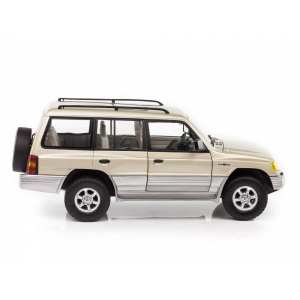 1/18 Mitsubishi Montero (Pajero II) Long 3.5 V6 1998, sudan beige metallic золотистый