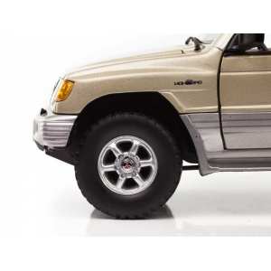 1/18 Mitsubishi Montero (Pajero II) Long 3.5 V6 1998, sudan beige metallic золотистый