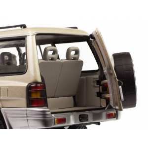 1/18 Mitsubishi Montero (Pajero II) Long 3.5 V6 1998, sudan beige metallic золотистый