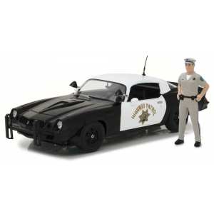 1/18 Chevrolet Camaro Z28 California Highway Patrol c фигуркой полицейского 1979