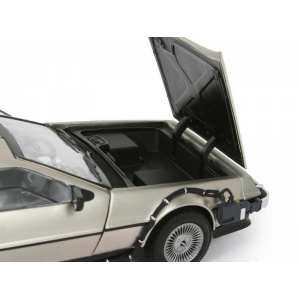 1/18 DeLorean Back to the Future PART II из фильма Назад в будущее, ч. 2