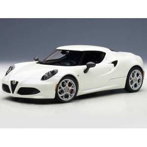 1/18 Alfa Romeo 4C 2013 белый